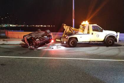 Los bomberos de Chicago acudieron al lugar del accidente, apagaron el fuego de la Ferrari y advirtieron en las redes sociales: "Respeten los límites de velocidad"