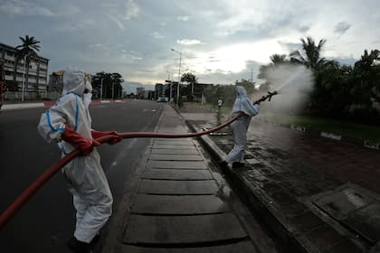 Bomberos de Congo desinfectan espacios públicos