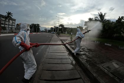 Los bomberos de Congo desinfectan edificios estatales y espacios públicos en Kinshasa; la pandemia de coronavirus castiga al país africano en medio del rebrote de ébola