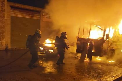 Los Bomberos de la Ciudad controlaron el fuego de tres vehículos en Mataderos