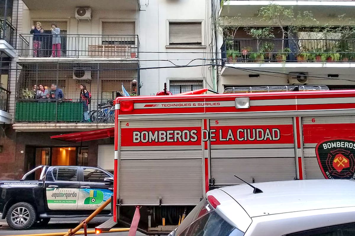 Los Bomberos de la Ciudad trabajando en el edificio esta tarde