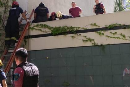 Los Bomberos de la Ciudad trabajaron para rescatar a la mujer que cayó de un cuarto piso