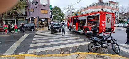 Los Bomberos de la Ciudad y la Policía cerraron la calle para hacer las pericias