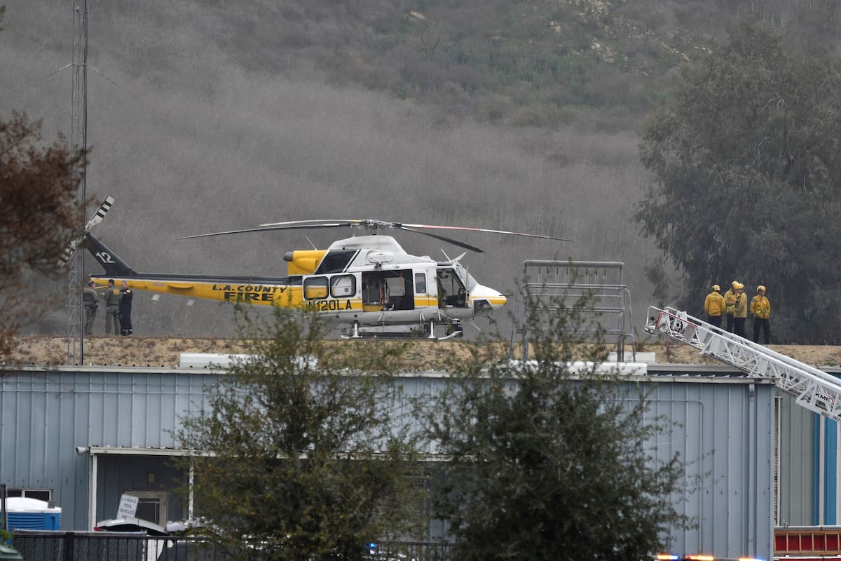 Los bomberos de Los Ángeles trabajan en la escena del accidente