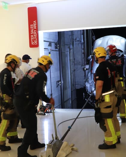 Los bomberos de Palm Beach trabajaron en conjunto con la grúa para sacar al Ferrari del foso