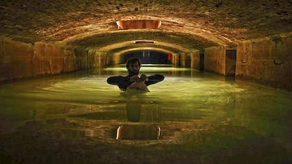 Los bomberos de París se entrenan en las aguas del lago subterráneo.