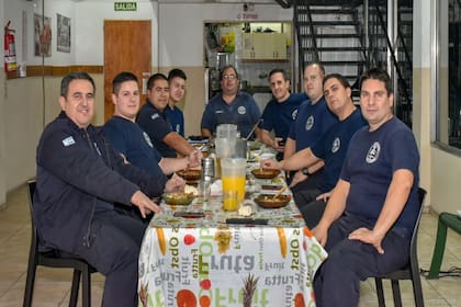 Los bomberos de San Miguel, durante la hora de la comida, uno de los momentos de intercambio grupal