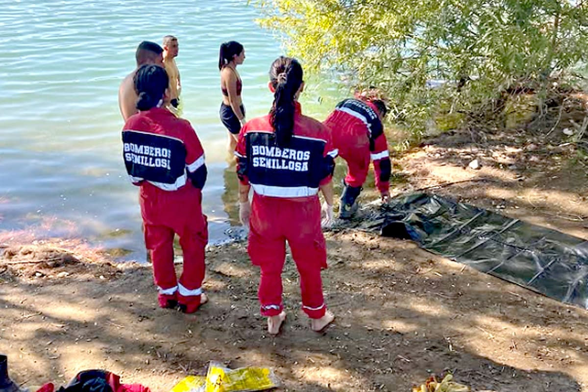 Los Bomberos de Senillosa trabajaron en el lugar para traer el cuerpo a la orilla