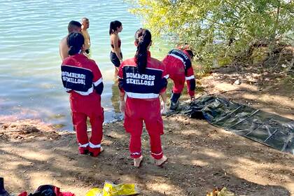 Los Bomberos de Senillosa trabajaron en el lugar para traer el cuerpo a la orilla