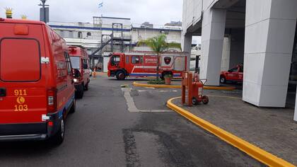 Los bomberos en colaboración con la Prefectura Naval Argentina rescataron el cuerpo de la mujer.