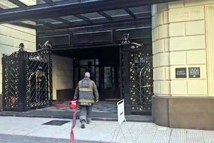 Los bomberos en el Edificio Mihanovich, ayer lunes 29 de julio