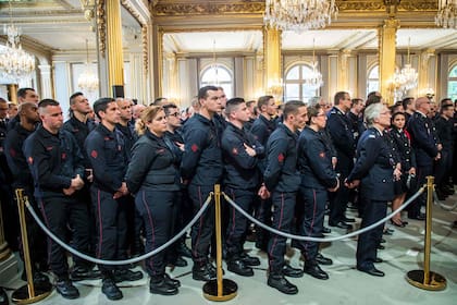 Los bomberos esperan para recibir su condecoración