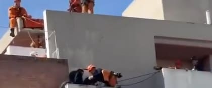 Los bomberos finalmente lograron salvarla (Foto: Captura X de @gabrielediego)