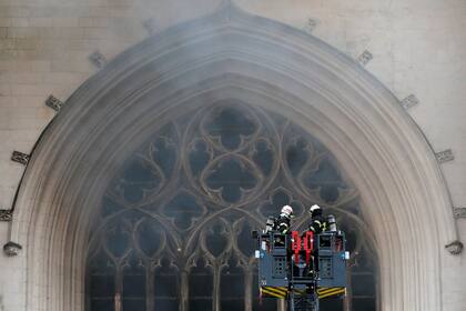 Los bomberos franceses luchan contra un incendio en la Catedral de San Pedro y San Pablo en Nantes