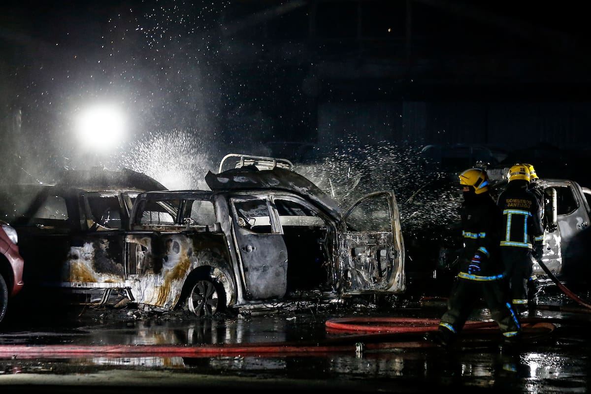 Los bomberos intentan apagar un incendio en una concesionaria, luego de protestas por la posible aprobación de un proyecto de ley en el Congreso que busca autorizar retiros de fondos de pensiones en Santiago, Chile
