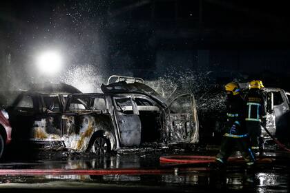 Los bomberos intentan apagar un incendio en una concesionaria, luego de protestas por la posible aprobación de un proyecto de ley en el Congreso que busca autorizar retiros de fondos de pensiones en Santiago, Chile