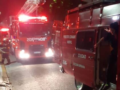 Los bomberos llegaron alertados por la magnitud de las llamas.