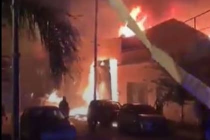 Los bomberos lograron controlar el incendio después de cinco horas de trabajo