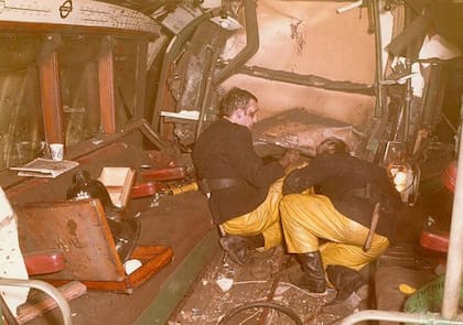 Los bomberos londinenses trabajan entre hierros retorcidos para rescatar a un sobreviviente en Moorgate