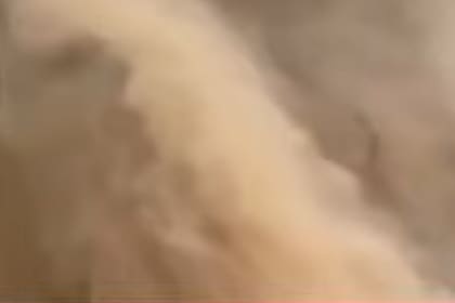 Los bomberos luchaban el martes contra el fenómeno inusual