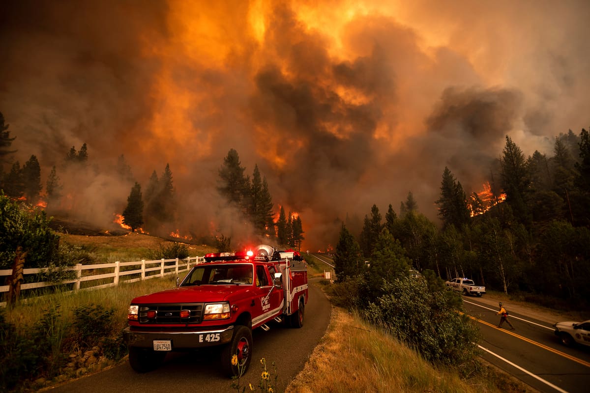 Los bomberos luchan contra el incendio de Tamarack en la comunidad de Markleeville del condado de Alpine, California, el sábado 17 de julio de 2021.
