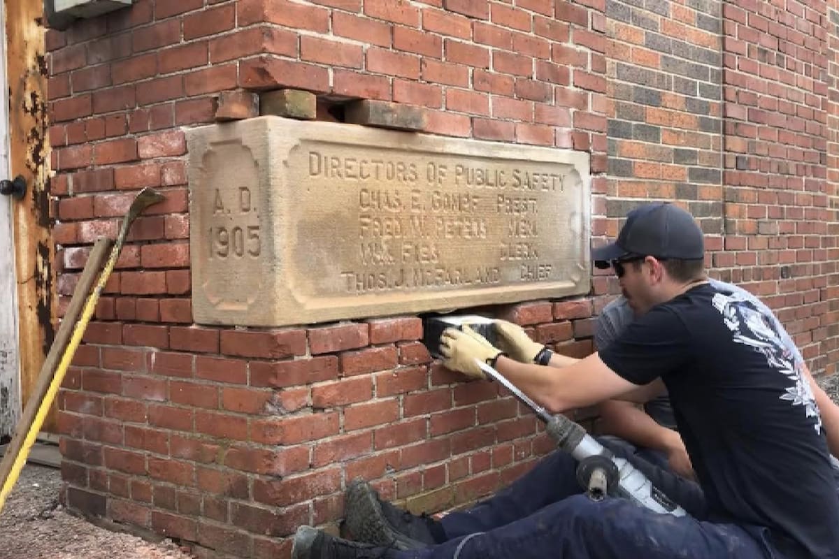 Los bomberos quisieron quitar una piedra angular para guardarla y detrás de ella encontraron un objeto oculto
