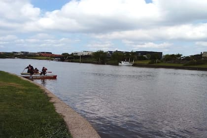 Los bomberos rastrillaron durante dos días el canal Villanueva, frente al country Santa Catalina