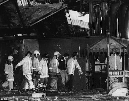 Los bomberos rescataron a cientos de víctimas y heridos