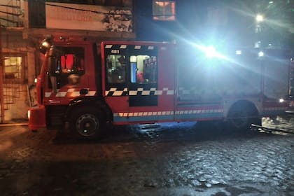 Los bomberos rescataron a la familia de la casa incendiada.