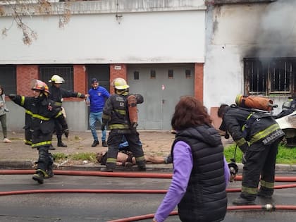 Los bomberos rescataron a un hombre de 55 años con gravísimas quemaduras