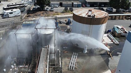 Los bomberos rociaron con agua un tanque sobrecalentado en Los Ángeles en mayo.