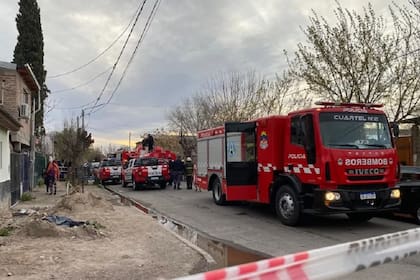 Los bomberos se acercaron al lugar para asistir a los involucrados.