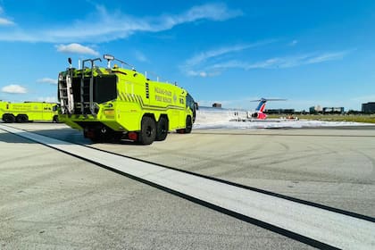 Los bomberos sofocaron el incendio del avión en el Aeropuerto Internacional de Miami