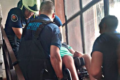 Los bomberos suben un hombre con discapacidad al piso 16, en un edificio de la Av. Soldado de la Frontera al 5100