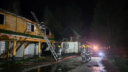 Los bomberos trabajan en el exmotel