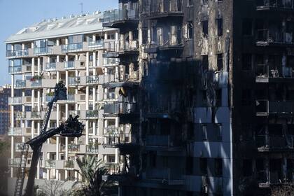 Los bomberos trabajan en el incendio, 22 de febrero, en el barrio de Campanar, a 23 de febrero de 2024, en Valencia, Comunidad Valenciana (España).