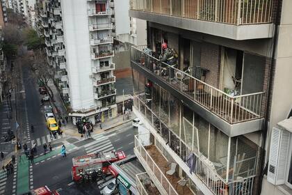 Los bomberos trabajan en un edificio de apartamentos incendiado en Buenos Aires, Argentina, el jueves 23 de junio de 2022. (AP Foto/Víctor R. Caivano)