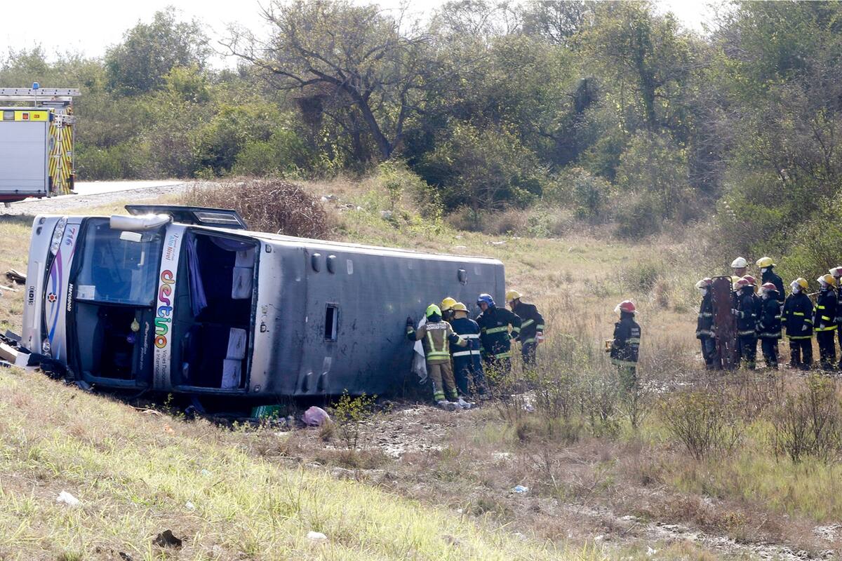Los bomberos trabajan junto al vehículo siniestrado; según la CNRT, tenía la documentación en orden
