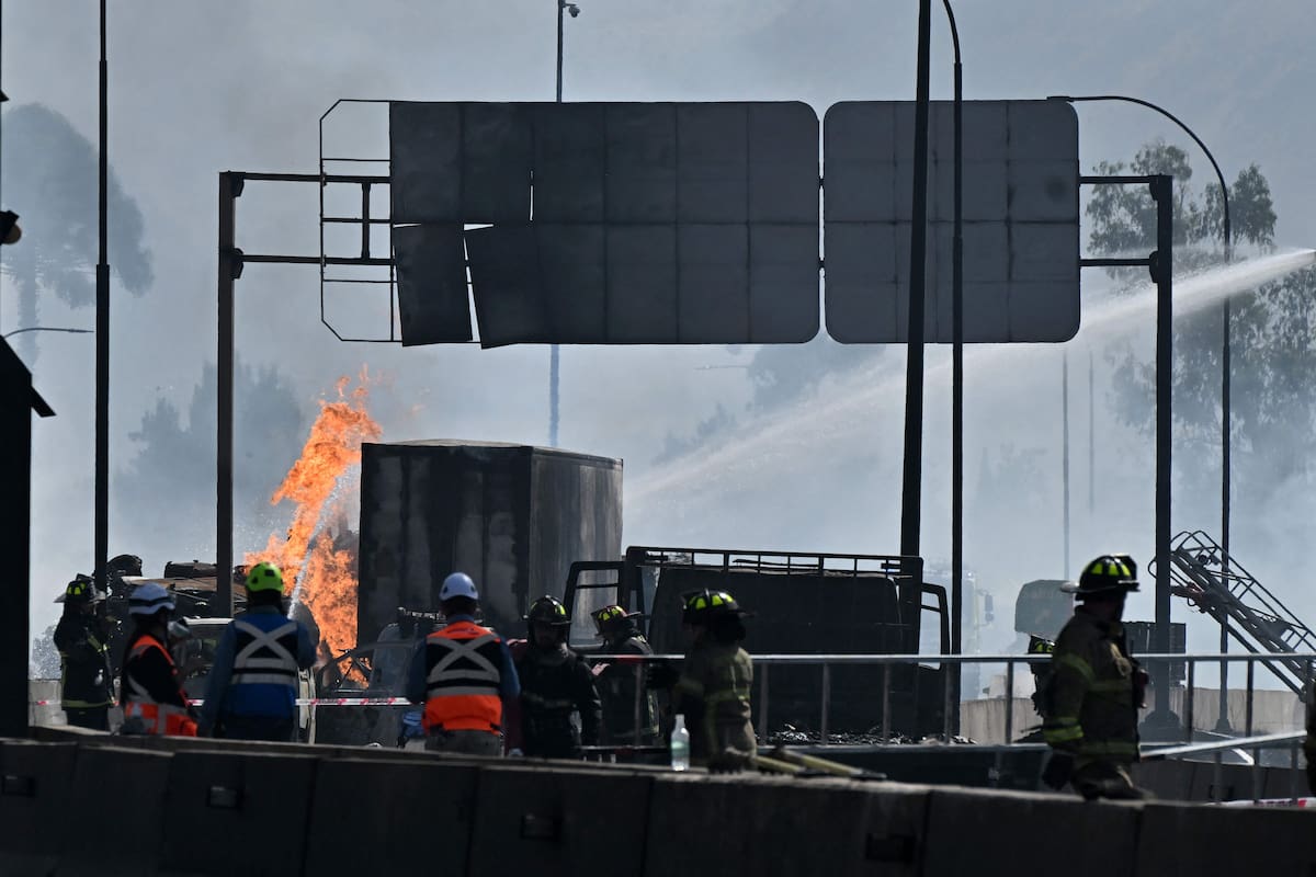 Los bomberos trabajan para combatir las llamas tras la explosión.