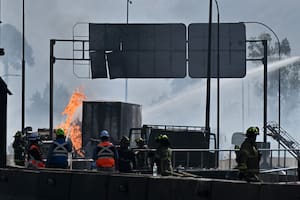 Los bomberos trabajan para combatir las llamas tras la explosión.