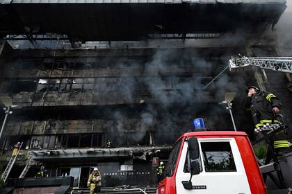 Los bomberos trabajan para extinguir un incendio en un edificio de oficinas en el oeste de Moscú el 3 de junio de 2022. Más de 120 personas han sido rescatadas del edificio en llamas, dijo el Ministerio de Emergencias, y agregó que continúa la búsqueda de más personas. (Photo by Kirill KUDRYAVTSEV / AFP)