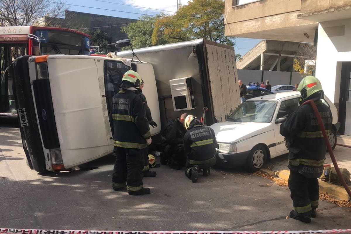 Los bomberos trabajan tras el triple choque en Mataderos entre un colectivo, una camioneta y un auto