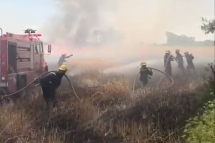 Los bomberos trabajaron en el campo a 15 kilómetros de 9 de Julio