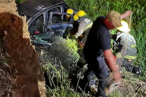 Los bomberos tuvieron que rescatar a uno de los jóvenes que, horas más tarde, murió