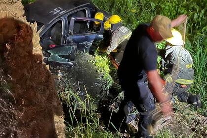 Los bomberos tuvieron que rescatar a uno de los jóvenes que, horas más tarde, murió