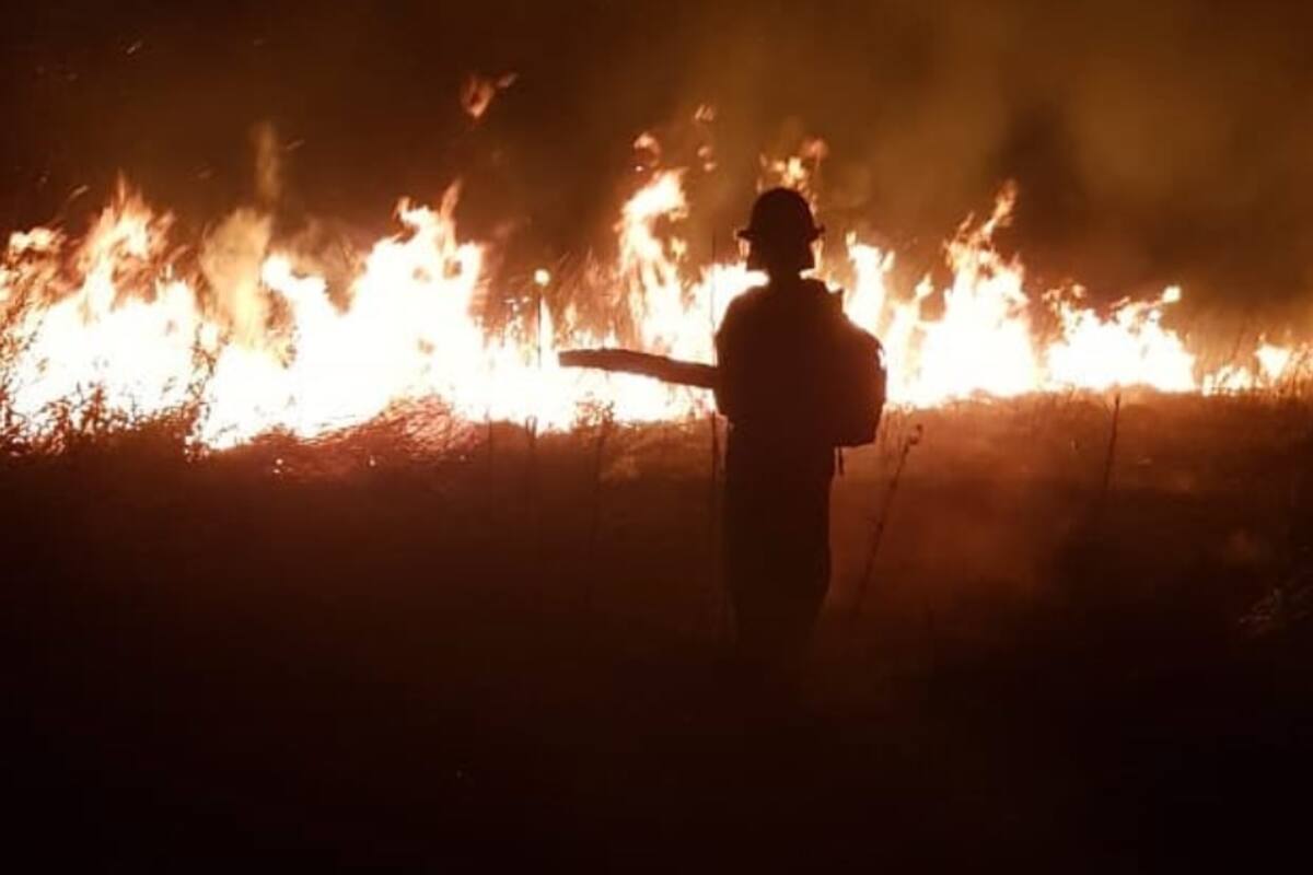 Los bomberos voluntarios de San Francisco combatiendo un incendio. Fuente: Facebook-Bomberos Voluntarios San Francisco.