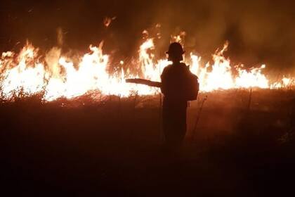 Los bomberos voluntarios de San Francisco combatiendo un incendio. Fuente: Facebook-Bomberos Voluntarios San Francisco.