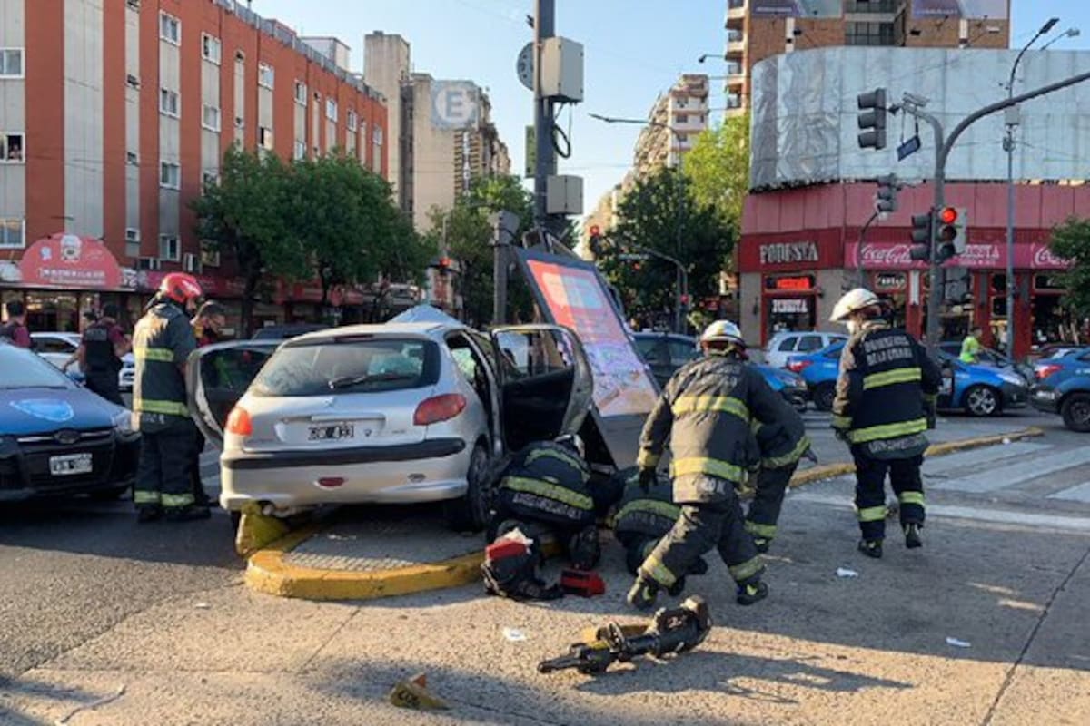 Los bomberos y la Policía de la Ciudad trabajaron junto al SAME en el lugar del hecho