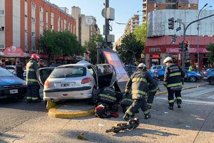 Los bomberos y la Policía de la Ciudad trabajaron junto al SAME en el lugar del hecho