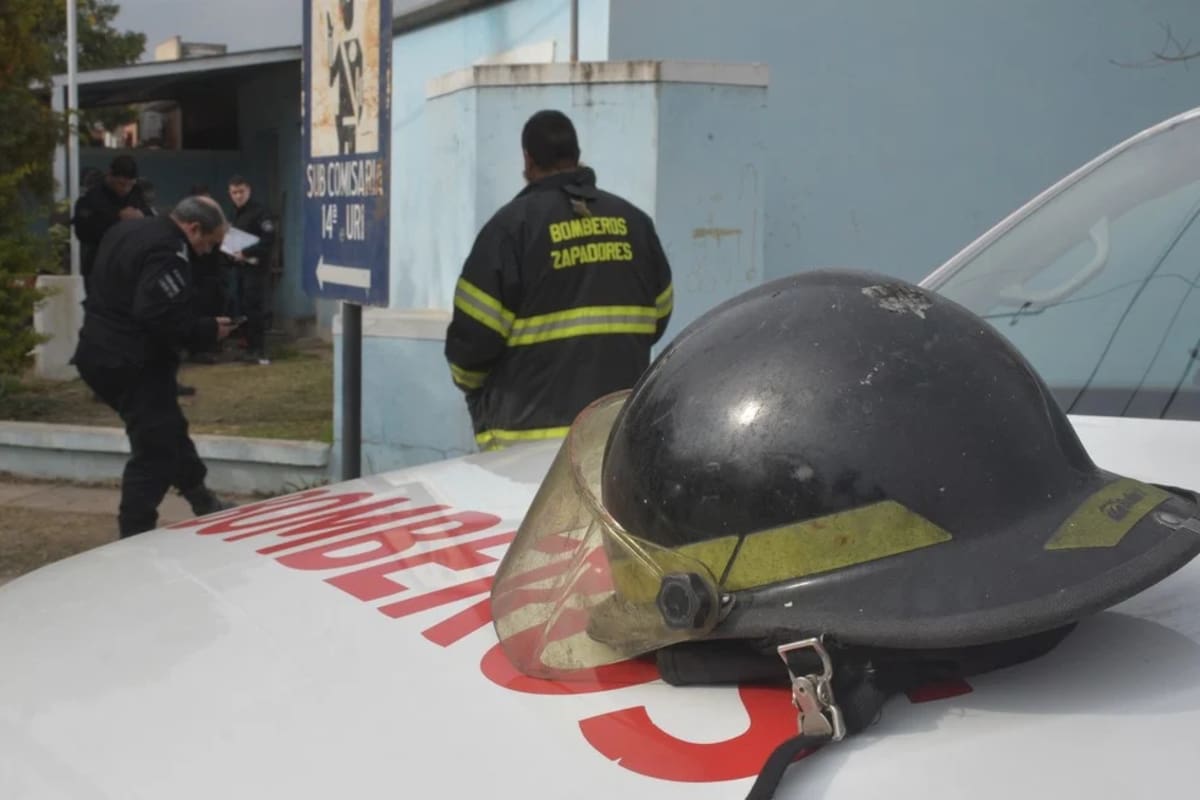 Los bomberos zapadores de Santa Fe, tras el trágico incendio en la subcomisaría 14a. de la capital provincial